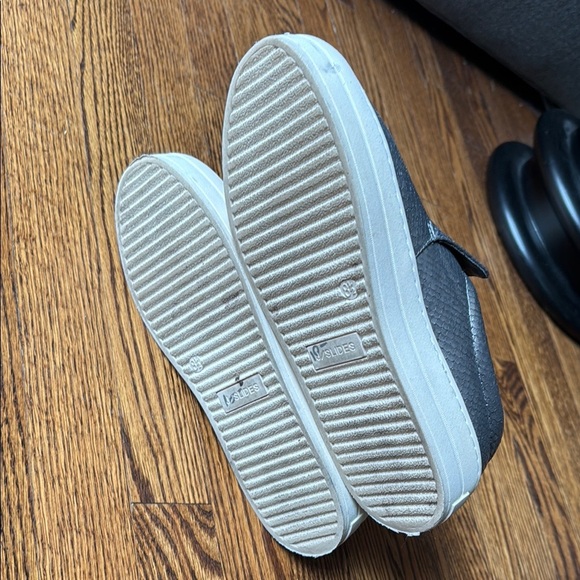 J Slides Women’s 8.5 Metallic Slip-On Sneakers - Picture 6 of 8